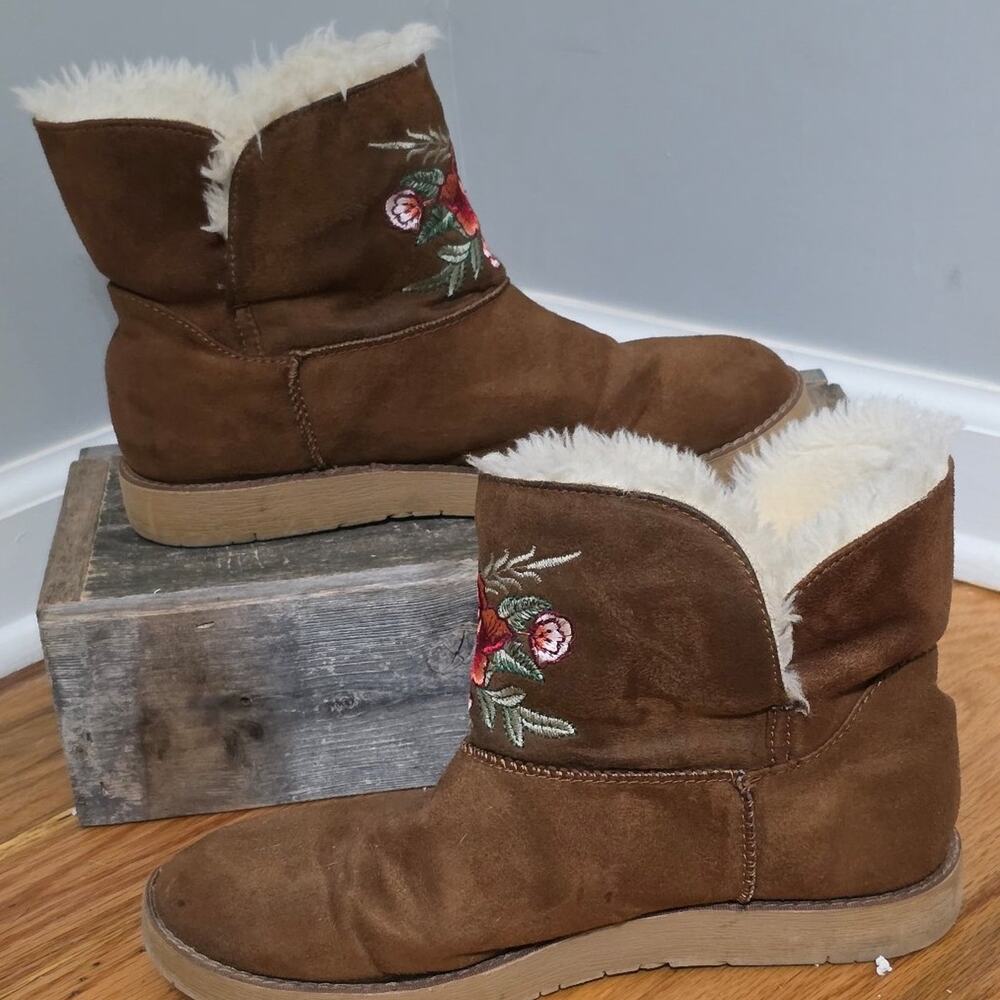 Rock & Candy Ziggy Brown Suede Floral Embroidered Fur Trim Winter Boots 7.5